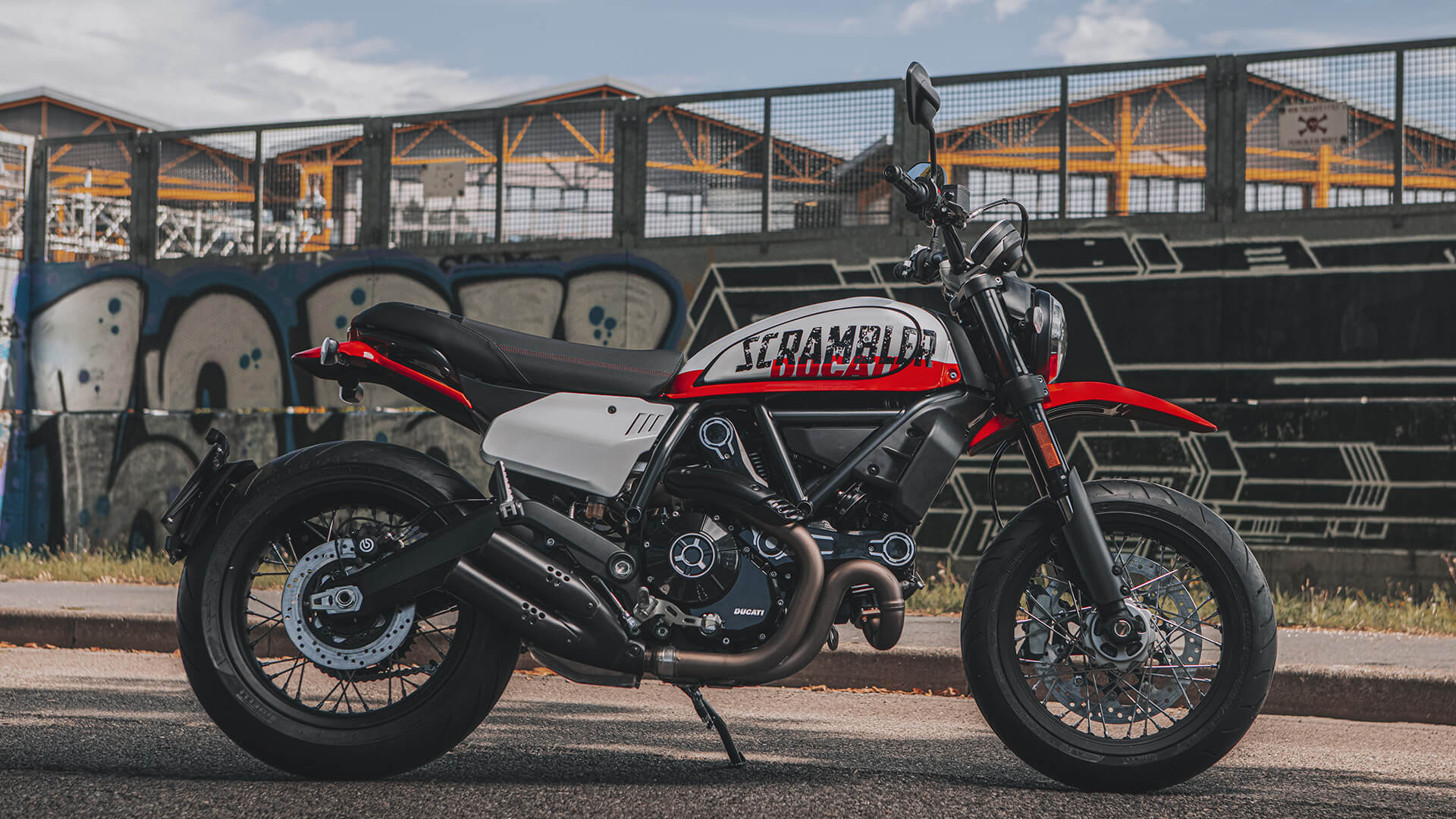 scrambler-ducati-urban-motard-dynamic-gallery-01
